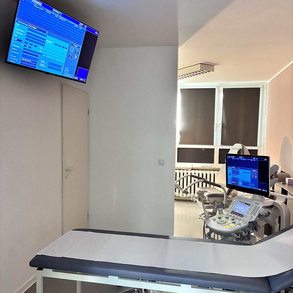 Behandlungszimmer mit Ultraschallgerät und Monitoren