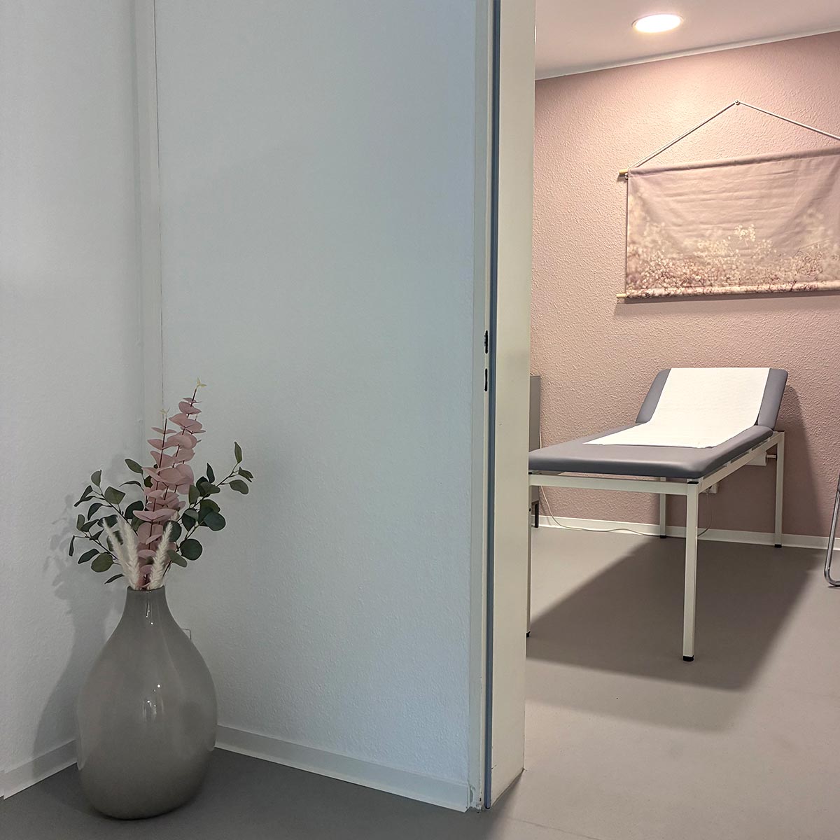 Blick vom Flur in ein Behandlungszimmer