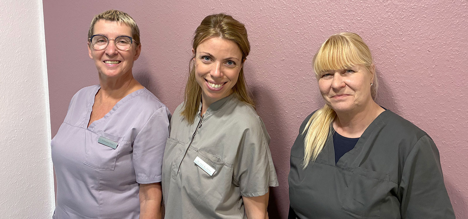 Team der Frauenarztpraxis – Ärztin mit zwei Mitarbeiterinnen